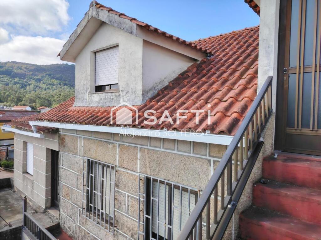 Imagen 3 de Casa de piedra en Valladares con jardín y garaje