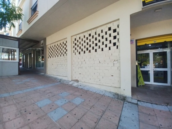 Imagen 3 de EN VENTA EXCLUSIVO  LOCAL EN PLENO CENTRO DE  SABINILLAS