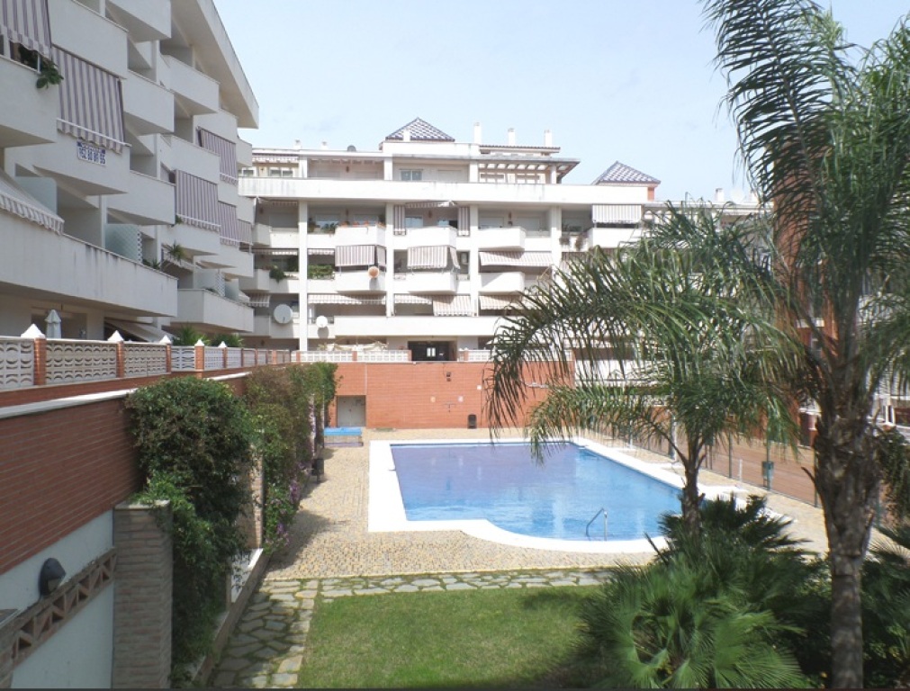 Imagen 3 de MAGNÍFICA OPORTUNIDAD EN AVD. PUERTA DEL MAR ESTEPONA