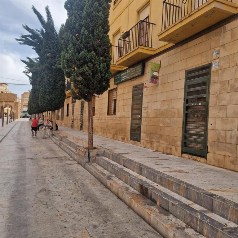 Imagen 3 de Local a la venta en calle Adolfo Clavarana - Sin comisión