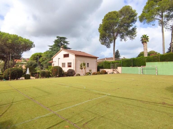 CON PISCINA Y CAMPO DE FUTBOL PRIVADOS.