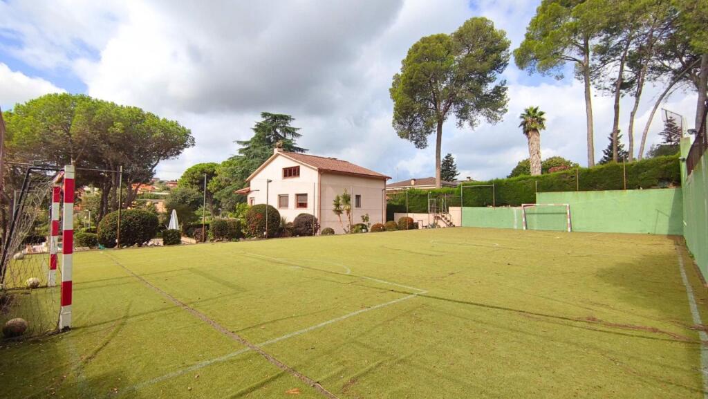 CON PISCINA Y CAMPO DE FUTBOL PRIVADOS.