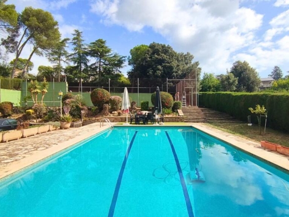 CON PISCINA Y CAMPO DE FUTBOL PRIVADOS.