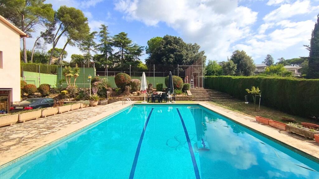 CON PISCINA Y CAMPO DE FUTBOL PRIVADOS.
