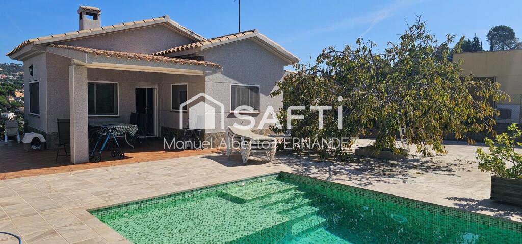 Imagen 2 de Casa con piscina y jardín llano en Lloret Residencial