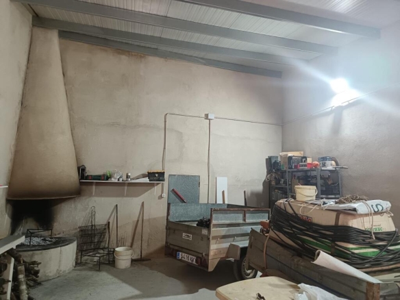 Imagen 2 de Casa con garaje para reformar con agradables vistas