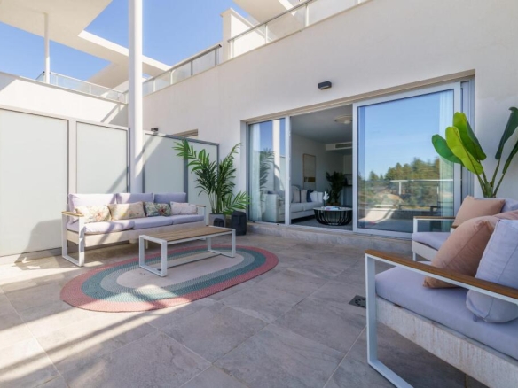 con 3 TERRAZAS amplias con VISTAS AL MAR y MONTAÑA