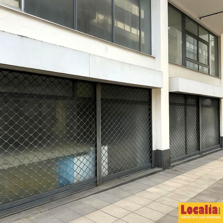 Imagen 2 de Amplio local de dos niveles en Torrelavega