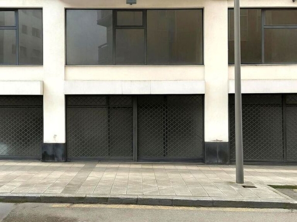 Imagen 3 de Amplio local de dos niveles en Torrelavega