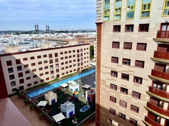 Imagen 3 de PISO EN LOS BERMEJALES CON PISCINA Y GARAJE