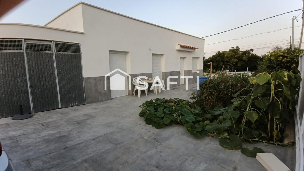Imagen 2 de Casa unifamiliar de 100 m2 con jardín y garaje.