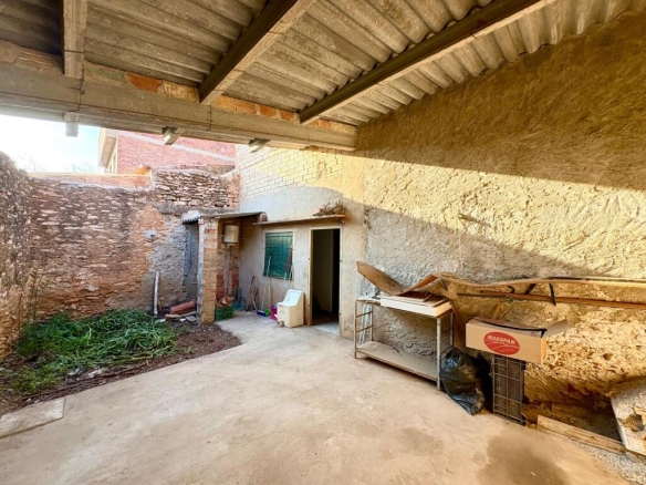 Imagen 1 de Casa de planta baja y piso con gran patio soleado