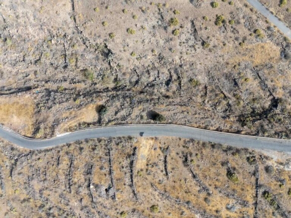 Imagen 2 de Terreno rústico en Adeje – 2.269 m² con vistas al mar y la montaña