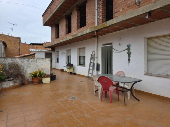 Imagen 3 de ? Gran casa de 779 m² en Alfarràs con múltiples posibilidades