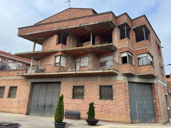 Imagen 1 de ? Gran casa de 779 m² en Alfarràs con múltiples posibilidades