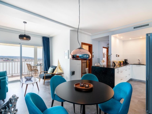 Imagen 2 de Elegante apartamento reformado con estudio independiente y terraza con vistas al mar en Vista Sol