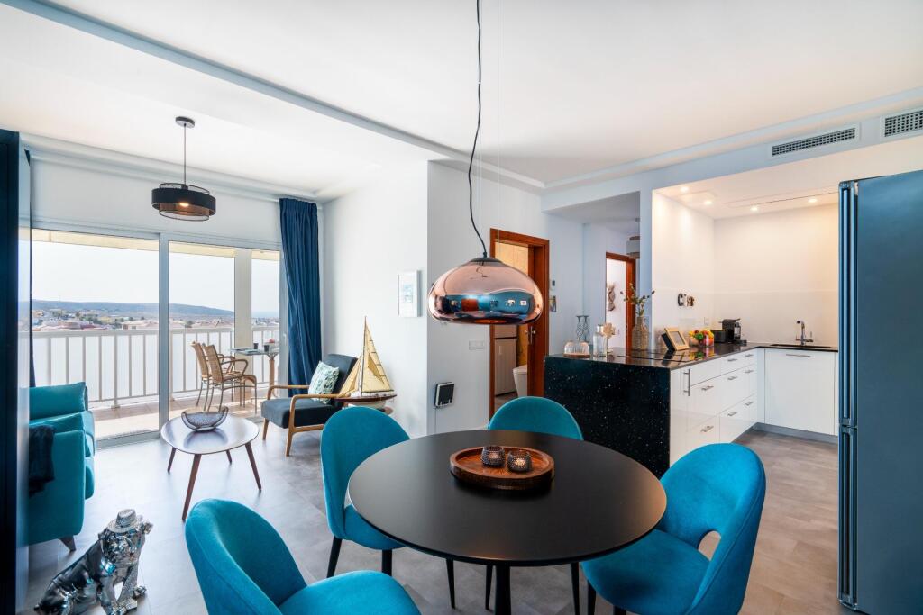 Imagen 2 de Elegante apartamento reformado con estudio independiente y terraza con vistas al mar en Vista Sol