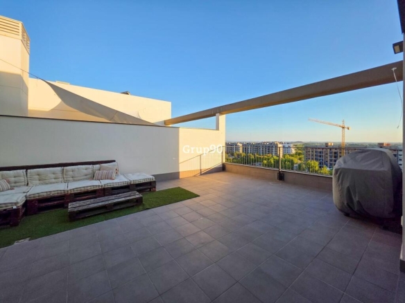 Imagen 2 de ? Exclusivo ático en una sola planta en Parc de l’Aigua