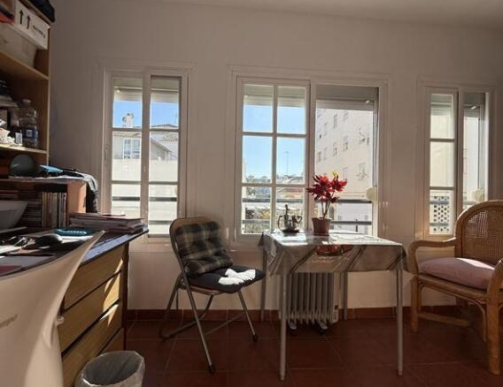 Imagen 2 de SE VENDE PISO MUY CÉNTRICO Y AMPLIO DE ESTEPONA.