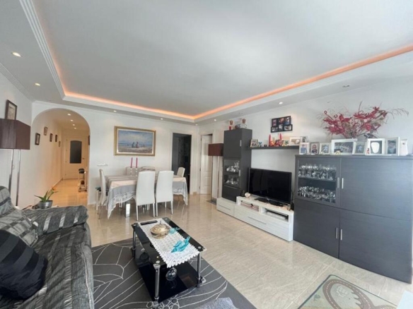 Imagen 2 de GRAN OPORTUNIDAD!!! AMPLIO Y LUMINOSO PISO DE 3 DORMITORIOS TOTALMENTE REFORMADO EN ESTEPONA