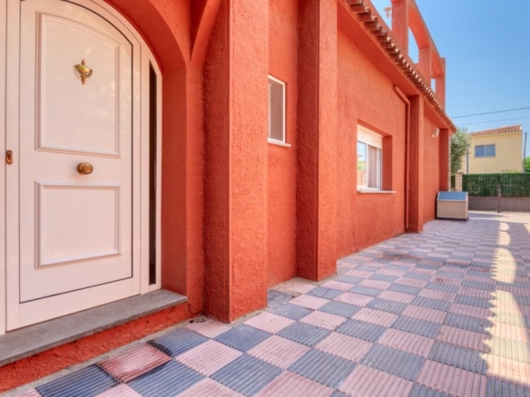 con 369 m2 construidos sobre parcela de 500 m2.