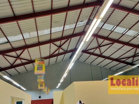 Imagen 2 de Nave comercial de 1500 m² y aparcamiento de 2000 m² en Guarnizo