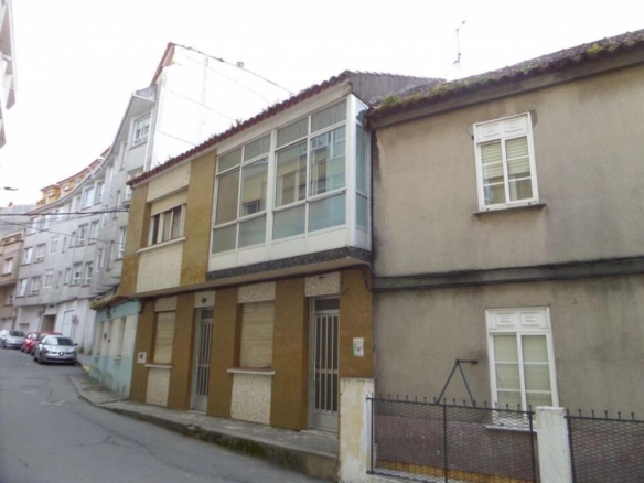 Imagen 1 de Casa con finca en el centro de Cangas