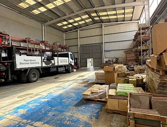 Imagen 2 de Nave Industrial de 500 m2 en Los Corrales de Buelna