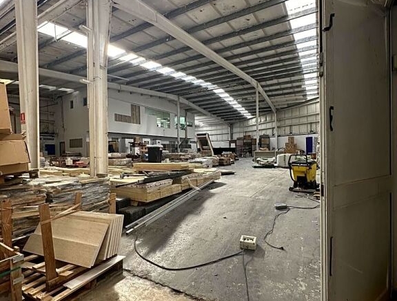 Imagen 4 de Nave Industrial de 500 m2 en Los Corrales de Buelna