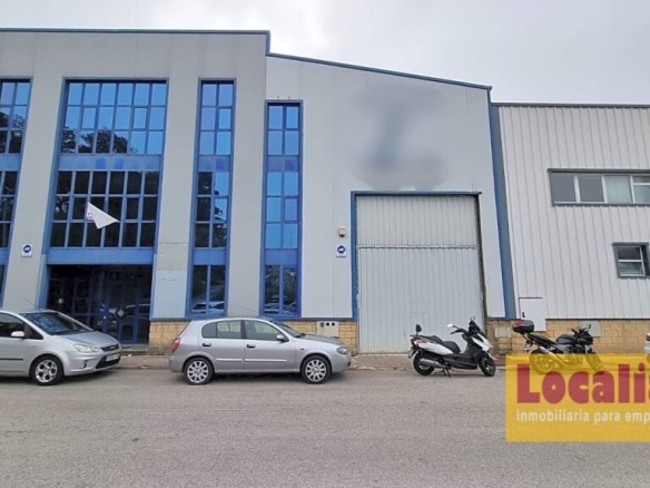 Imagen 2 de Excelente Nave con amplias oficinas cerca de Santander