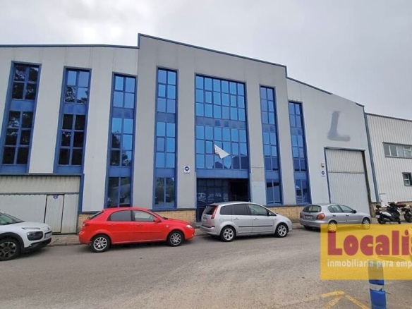 Imagen 3 de Excelente Nave con amplias oficinas cerca de Santander