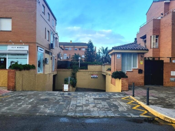 Imagen 2 de 2 amplias plazas de garaje doble en urbanización Jardines de Santa Eufemia!!!