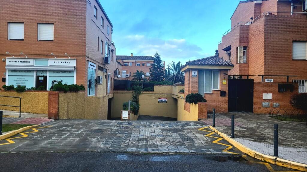 Imagen 2 de 2 amplias plazas de garaje doble en urbanización Jardines de Santa Eufemia!!!