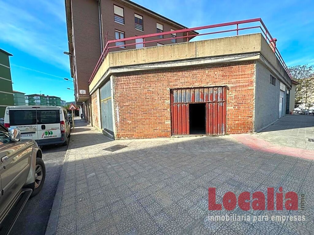 Imagen 2 de Local comercial con dos entradas en Torrelavega. Imagen 2 de Local comercial con dos entradas en Torrelavega.