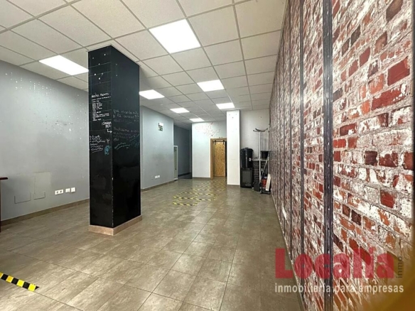 Imagen 2 de Coqueto y amplio local reformado en Torrelavega.