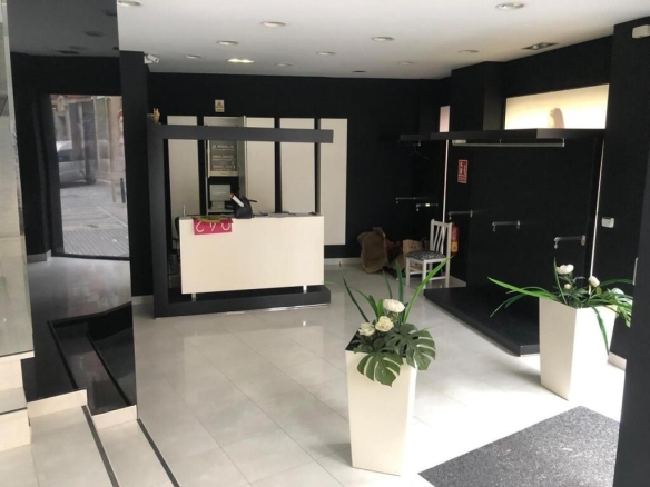 Imagen 2 de Local de tres niveles en Torrelavega