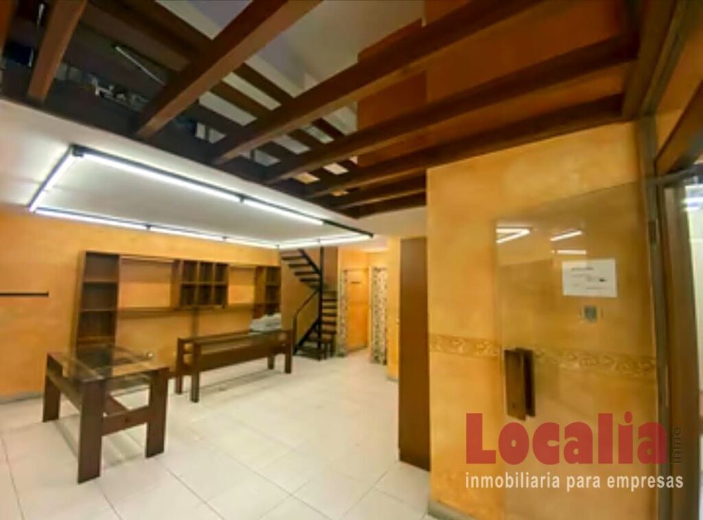 Imagen 2 de Local de dos niveles y 84 metros en Torrelavega.