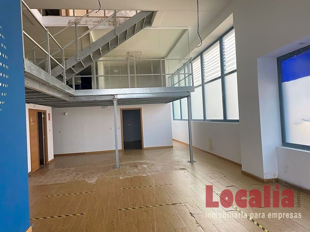 Imagen 2 de Interesante nave mayor de 550 metros en Camargo.