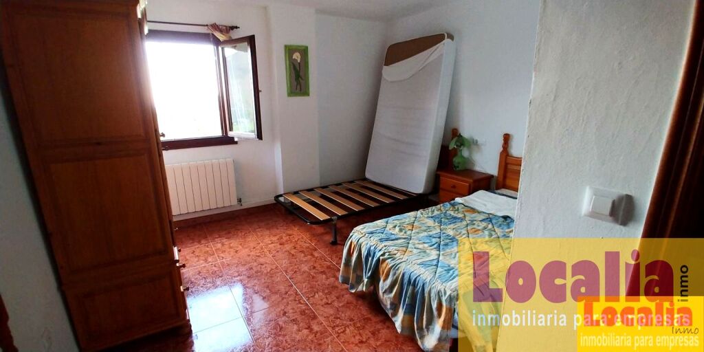 restaurante y amplia parcela