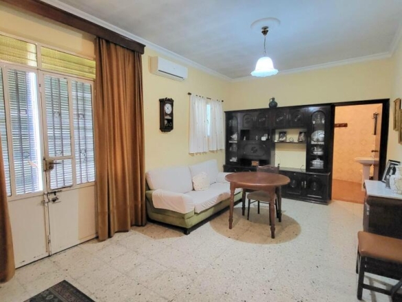 muy cerca de La Plaza de La constitución y bodega en funcionamiento!!