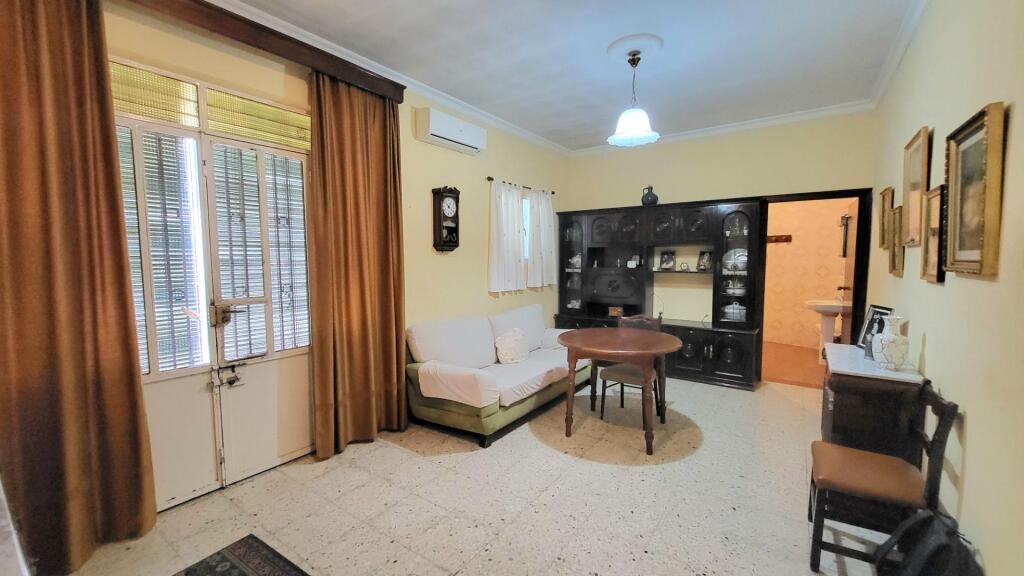 muy cerca de La Plaza de La constitución y bodega en funcionamiento!!