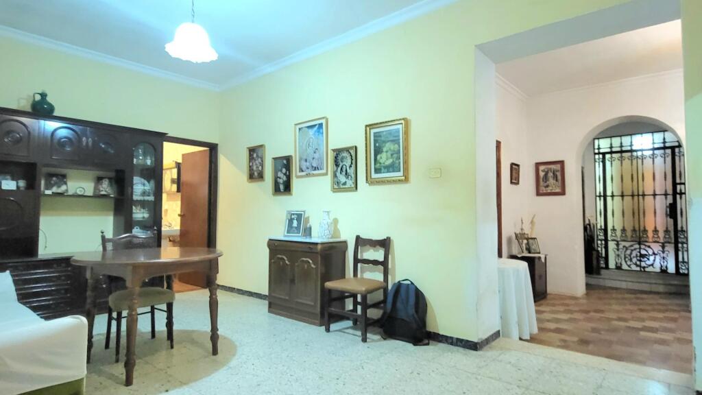 muy cerca de La Plaza de La constitución y bodega en funcionamiento!!