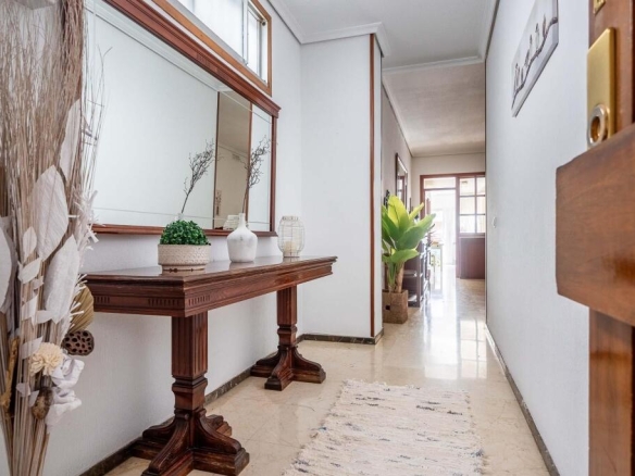 Imagen 2 de Espectacular piso muy luminoso en plena Ronda de Capuchinos con PLAZA DE GARAJE y TRASTERO!!