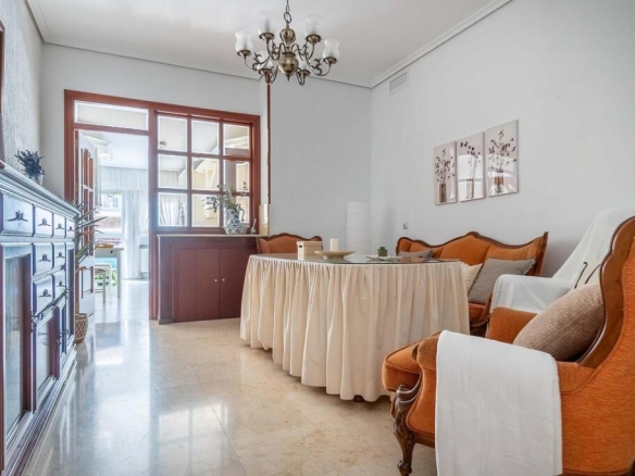 Imagen 3 de Espectacular piso muy luminoso en plena Ronda de Capuchinos con PLAZA DE GARAJE y TRASTERO!!