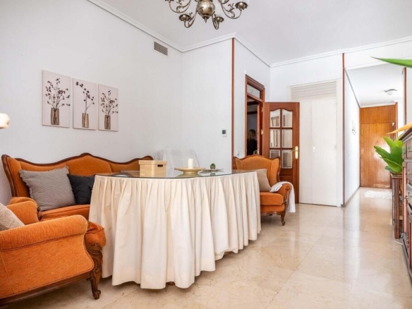 Imagen 4 de Espectacular piso muy luminoso en plena Ronda de Capuchinos con PLAZA DE GARAJE y TRASTERO!!