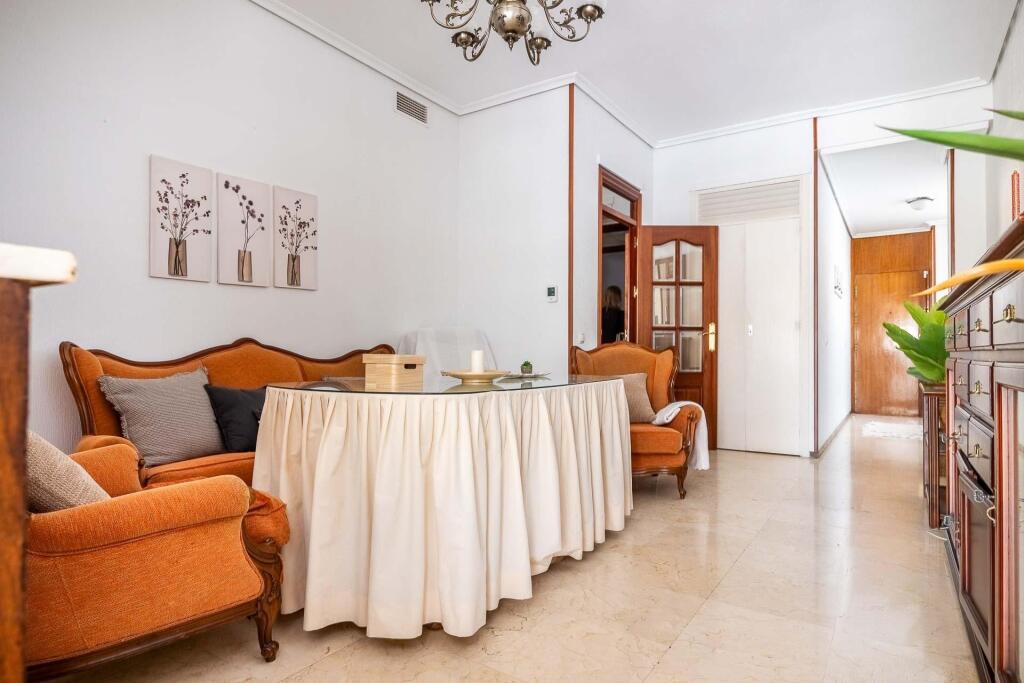 Imagen 4 de Espectacular piso muy luminoso en plena Ronda de Capuchinos con PLAZA DE GARAJE y TRASTERO!!