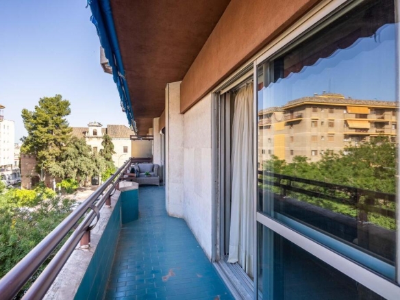 Imagen 1 de Espectacular piso muy luminoso en plena Ronda de Capuchinos con PLAZA DE GARAJE y TRASTERO!!