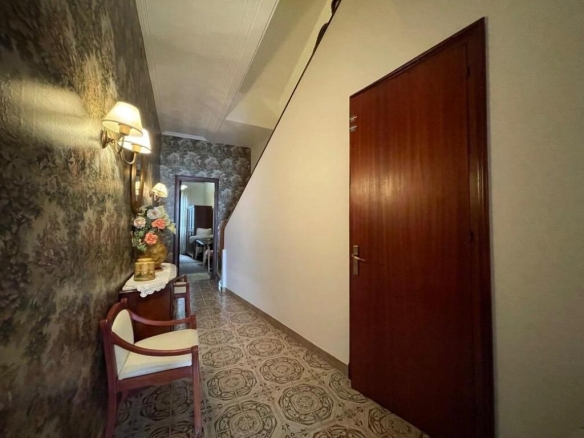 Imagen 2 de Encantadora Casa de Pueblo en Mahón: Espacios Amplios y Encanto Rústico