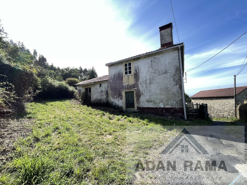 de 328m2 con 4 dormitorios y 1 baño