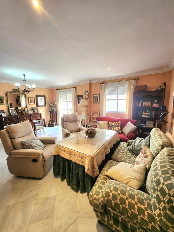 Imagen 2 de Gran vivienda adosada de VPO en la Alcarrachela!!!